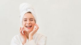 Kulit sensitif kerap kali membuat pemiliknya harus ekstra hati-hati dalam memilih produk perawatan wajah. Salah memilih produk, kulit bisa langsung bereaksi dengan kemerahan, iritasi, atau bahkan jerawat.