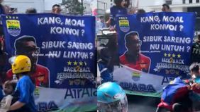 Bobotoh terlihat menyindir Ridwan Kamil yang diduga tak ikut merayakan kemenangan Persib.