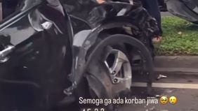 Sekira pukul 15:30 wib sebuah kecelakaan tunggal di kawasan Graha Raya terlihat bagian depan mobil rusak parah .