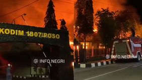 Beberapa warga terdengar berteriak dan menjauh dengan tergesa-gesa karena khawatir akan adanya ledakan dari dalam markas.