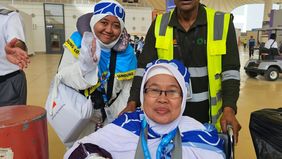 Ayahnya sudah berpulang keharibaan dan ia berperan sebagai penganti sang ayah untuk mendampingi ibunda tercinta ke tanah suci.