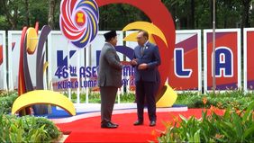 momen hangat yang tercipta saat Perdana Menteri Malaysia Anwar Ibrahim menyambut kedatangan Presiden Republik Indonesia Prabowo Subianto