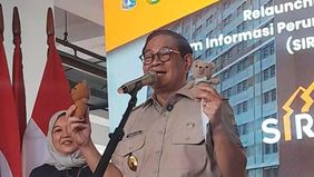 Gubernur DKI Jakarta, Pramono Anung menunjukkan dukungannya terhadap UMKM lokal saat mengunjungi Rumah Susun Sederhana Sewa (Rusunawa) Pulogebang, Tower C, Kecamatan Cakung, Jakarta Timur, pada Selasa, 27 Mei 2025.
