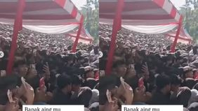 Mereka menunggu sejak pagi dan berdesak-desakan satu sama lainnya.