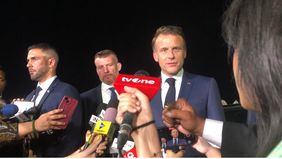 Presiden Prancis Emmanuel Macron bersama Istrinya Brigitte Macron tiba di Lanud Halim Perdana Kusuma, Selasa, 27 Mei 2025.