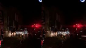 Peristiwa ini mengakibatkan dua petugas pemadam kebakaran terluka akibat tertimpa reruntuhan bangunan saat berupaya memadamkan api.
