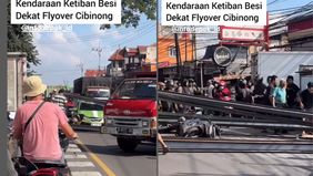 Ada kecelakaan dekat flyover Cibinong arah Jakarta, kendaraan motor dan mobil saat melintas ketiban besi.
