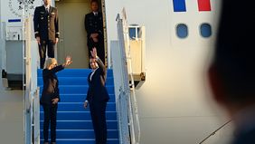 Presiden Prabowo Subianto Antar Langsung Keberangkatan Presiden Macron ke Singapura