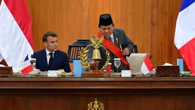 Usai mengikuti upacara penyambutan di Lapangan Pancasila, Presiden Republik Indonesia Prabowo Subianto dan Presiden Republik Prancis Emmanuel Macron melanjutkan agenda kebersamaan mereka dengan melangsungkan makan siang bersama di Ruang Makan Husein,