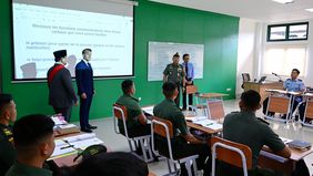 Suasana penuh antusiasme menyambut kehadiran Presiden Republik Prancis, Emmanuel Macron, dan Presiden Republik Indonesia, Prabowo Subianto, saat meninjau Kelas Bahasa Prancis di Gedung Kelas A, Akademi Militer (Akmil) Magelang
