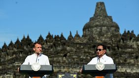 Presiden Republik Indonesia, Prabowo Subianto bersama Presiden Republik Prancis, Emmanuel Macron dan Ibu Brigitte Macron mengunjungi Candi Borobudur. Kunjungan kedua pemimpin negara ke Borobudur menandai peluncuran kemitraan strategis di bidang kebud