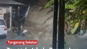Air mengalir deras ke kawasan perumahan Serpong Lagoon