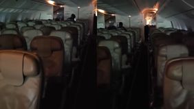 Sebuah video yang memperlihatkan pesawat komersial menuju Arab Saudi tampak kosong viral di media sosial dan memicu berbagai spekulasi. Ternyata, insiden ini berkaitan erat dengan gagalnya ribuan calon jemaah haji furoda asal Indonesia berangkat ke T