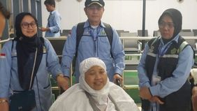 Kisah menyentuh datang dari Tanah Suci, ketika seorang jemaah haji asal Balikpapan, Kalimantan Timur, Ida Higyawati Natief Paelan, yang memiliki berat badan 165 kilogram, mendapatkan pelayanan khusus dari petugas haji saat tiba di Arab Saudi.