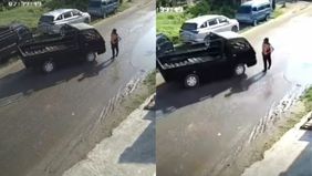 Seorang petugas bernama Suhermanto (41) harus dilarikan ke rumah sakit setelah ditabrak mobil pikap saat mengatur lalu lintas di area padat kendaraan sekitar Pasar Sapi, Desa Aeng Sareh, Kamis, 29 Maret 2025 lalu.
