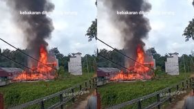 Musibah yang mengejutkan warga di desa Tumbang Torung kecamatan Bukit Santuai, Kotawaringin Timur,
dari informasi lokasi merupakan bangunan pasar, saat kejadian ap! sudah besar berkobar hingga warga hanya bisa pasrah melihat.
