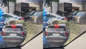 Jagat maya kembali dibuat heboh dengan beredarnya video viral yang memperlihatkan sebuah mobil mewah keluar dari salon kecantikan dengan pengawalan ketat dari polisi. Bukan karena urgensi atau situasi darurat, namun karena momen itu terjadi usai kunj