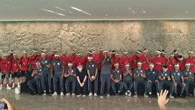 Timnas Indonesia tengah bersiap menghadapi laga krusial melawan China dan Jepang dengan skuad yang sudah hampir lengkap. Meski berada di posisi keempat klasemen, peluang untuk naik peringkat masih terbuka lebar, asalkan mampu meraih hasil positif.