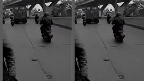 Kendaraan melibatkan sepeda motor yang berboncengan dan juga truk kontainer.
