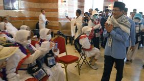 Menag juga meminta keluarga jemaah untuk mendoakan jemaah dari Tanah Air. "Kepada keluarga jemaah haji, mohon doakan kami semuanya, para petugas, para jemaah, dan kita semuanya, agar seluruh rangkaian puncak haji berjalan lancar," pinta Menag.