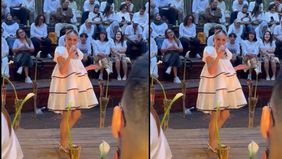 Yuni Shara nampak cantik malam itu dengan busana yang dipakainya.