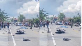 Dalam video beredar, terlihat sebuah motor hancur hingga tak berbentuk. Dalam video juga, warga telah memadati lokasi kecelakaan.
