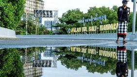 Pemerintah Provinsi Bali mengambil langkah tegas untuk mengatasi pencemaran plastik dengan melarang produksi botol air mineral kecil dan membatasi penggunaan plastik sekali pakai. 