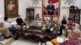 Selain Megawati sebagai tuan rumah, Puan, dan Dasco, hadir pula Mensesneg Prasetyo Hadi, mantan Menkum HAM Yasonna Laoly, serta Ketua Banggar DPR RI yang juga Ketua DPP PDIP Perjuangan, Said Abdullah.