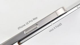 Vivo X Fold 5 Terlihat Lebih Tipis Dari IPhone 16 Pro Max Saat Dibuka.