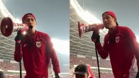 Ibnu Jamil terlihat memimpin takbiran dari kursi penonton saat pertandingan Timnas Indonesia vs China.
