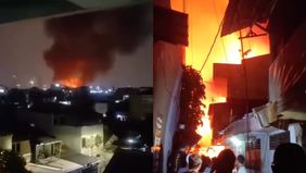 Ntvnews.id, Jakarta - Kebakaran hebat melanda sebuah pabrik lilin yang terletak di Jalan Keutamaan Dalam Krukut Limo, Krukut, Tamansari, Jakarta Barat, pada Kamis malam, 5 Juni 2025, sekitar pukul 22.09 WIB.