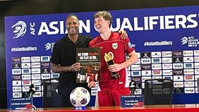 Pelatih tim nasional Indonesia, Patrick Kluivert, menegaskan bahwa keputusannya memainkan sejumlah pemain lokal dalam laga kualifikasi Piala Dunia 2026 melawan China bukanlah sekadar eksperimen melainkan buah dari penilaian murni berdasarkan kualitas
