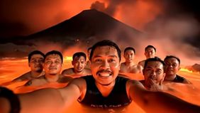 Media sosial kembali dibuat geger oleh munculnya dua video yang menampilkan visualisasi ‘hari pertama dan kedua di neraka’ menggunakan teknologi Artificial Intelligence (AI). Diunggah oleh sebuah akun YouTube, konten ini langsung menuai kontroversi d