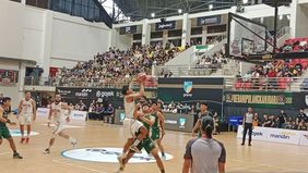 Pelita Jaya tampil dominan dan kompak, berhasil menaklukkan Bima Perkasa Jogja 106-58 berkat efisiensi permainan dan kerja sama tim yang solid, dengan Agassi Goantara sebagai pencetak skor terbanyak.