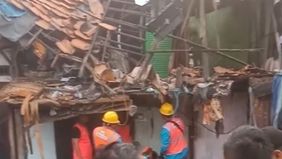 Hujan deras yang mengguyur wilayah Jakarta Pusat pada Senin, 9 Juni 2025 sore menyebabkan sebuah rumah semi permanen roboh di Jalan Kramat Pulo Gundul, Kelurahan Tanah Tinggi, Kecamatan Johar Baru.