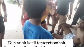 Dalam video yang turut diunggah, tampak seorang anak yang ditanyai orang dewasa soal peristiwa yang terjadi. Anak berkaos warna biru itu lantas memberikan penjelasan. Ia menyebut temannya terbawa ombak.