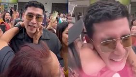 Verrell Bramasta langsung dikerumuni penggemar saat ia sedang berlibur di Singapura, hingga dicium dan dicakar.