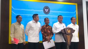 "Pak Presiden memutuskan 4 IUP di luar pulau Gag dicabut, dan saya langsung menggunakan langkah-langkah teknis dengan KLHK dan Perhutanan, dengan ini pemerintah mencabut 4 IUP di Raja Ampat," ujar Bahlil. 