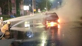 Sebuah mobil dilaporkan hangus terbakar di Jalan MT Haryono, tepatnya di depan Kantor Subdit Gakkum Ditlantas Polda Metro Jaya, arah Cawang, Selasa, 10 Juni 2025 pagi sekitar pukul 05.45 WIB.