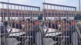 Namun entah apa motifnya, tiba-tiba ada mobil melaju yang dikendarai oleh seorang anggota Dewan dari Partai Gelora dan menabrak peserta aksi.