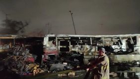 Kebakaran hebat melanda area Terminal Mobil Barang (TMB) Rawa Buaya, Cengkareng, Jakarta Barat, pada Selasa sore, 10 Juni 2025.
