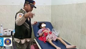 Nasib mengenaskan dialami seorang anak laki-laki berusia 7 tahun berinisial MK, yang ditemukan tertidur di atas kardus di lorong Pasar Kebayoran Lama, Jakarta Selatan. Fakta mengejutkan terungkap setelah penyelidikan awal menunjukkan bahwa MK ternyat