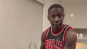 Khaby Lame, bintang TikTok dengan lebih dari 162 juta pengikut, secara mengejutkan meninggalkan Amerika Serikat setelah sempat ditahan oleh agen Imigrasi dan Bea Cukai (ICE) di Las Vegas karena dugaan pelanggaran visa ditambah dengan ketegangan soal 