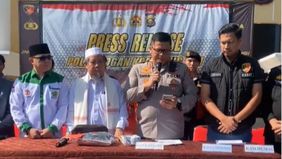 Seorang pengasuh pondok pesantren (ponpes) di Kota Baturaja, Kabupaten Ogan Komering Ulu (OKU), Sumatera Selatan, Farkhan Jadid, kini harus berhadapan dengan hukum setelah mengakui telah mencabuli santrinya sebanyak empat kali. Ironisnya, ia berdalih