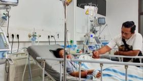 Akibat serangan Roy, korban mengalami luka tusuk serius di dada kiri. Dewi langsung dilarikan ke RSUD Karawang guna mendapatkan perawatan intensif.