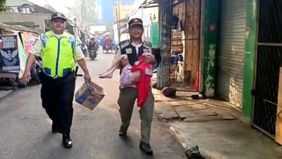 Satuan Polisi Pamong Praja (Satpol PP) Kebayoran Lama berhasil mengamankan seorang anak korban kekerasan yang ditemukan dalam kondisi mengenaskan di kawasan Pasar Kebayoran Lama, Jakarta Selatan, Rabu, 11 Juni 2025 pagi sekitar pukul 07.20 WIB.