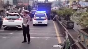 Polisi mengatur kemacetan di Ciputat pagi ini.