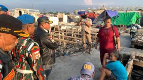 Di tengah tumpukan puing dan tangis warga yang kehilangan tempat tinggal, Ketua Umum Laskar Merah Putih (LMP), H.M. Arsyad Cannu, turun langsung ke lokasi bencana, menyusuri sisa-sisa kebakaran dan mengulurkan bantuan kemanusiaan.