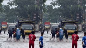 Nampak genangan air cukup tinggi menghambat jalan kendaraan.