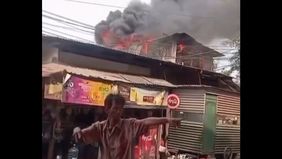 Kebakaran ini berlangsung di Jalan Sungai Landak.